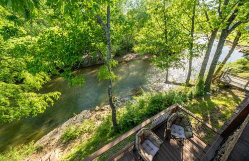 River Lodge Escape with Hot Tub - Foto 42