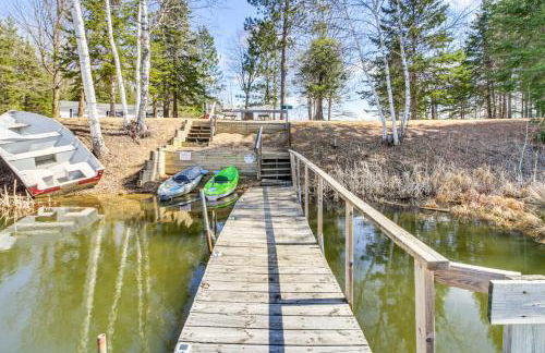 Tenstrike Lake House on 60 Acres Hike and Fish! - Foto 29