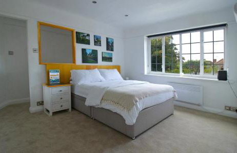 One-Bedroom flat in Cheam Village - Photo 18