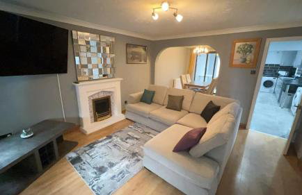 Cosy 4 bedroom holiday let Stevenage 22mins from London on the train - Foto 1