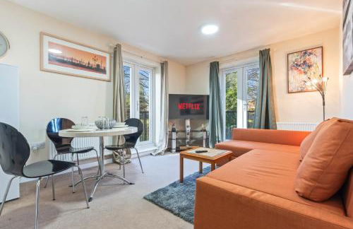 Balmoral Court -Sleeps 6 - Free Parking with Workspace - Balcony & High-Speed WiFi - Foto 1