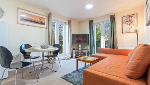 Balmoral Court -Sleeps 6 - Free Parking with Workspace - Balcony & High-Speed WiFi - Foto 1
