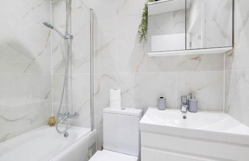 Luxurious 1 Bed Serviced Apartment with Wi-Fi - Photo 20