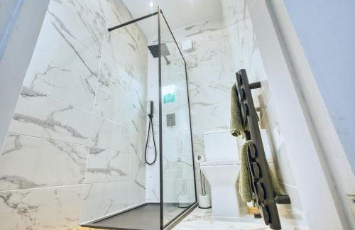 Central 2 beds APT with FREE parking, Sleeps 6 - Foto 12