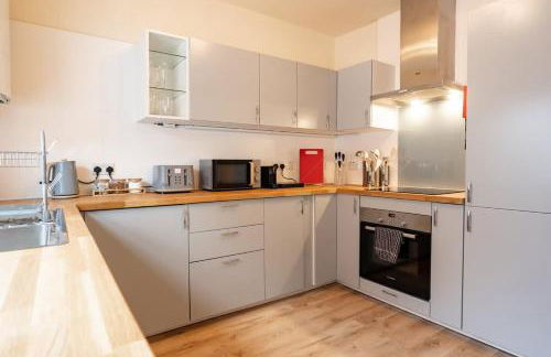 Great 3 bed Handbridge home Sleeps 6 EV Charger - Photo 7