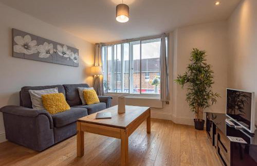 Cosy & Bright 2 Bedroom Apartment in Newbury Town Centre - SLEEPS 7 - Foto 3