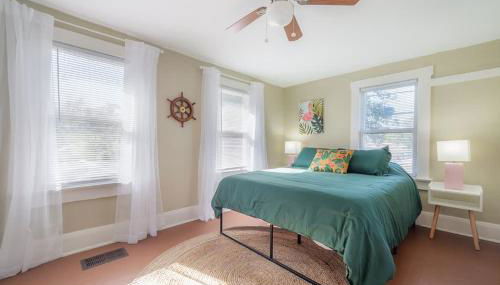 Serene Beachy Bungalow with Large Screened Porch! - Foto 2