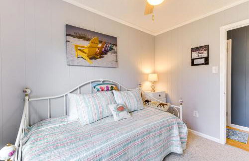 Riverfront Colonial Beach Home with Private Beach! - Foto 19