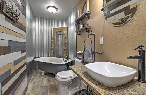 Newly Remodeled Home with Yard in Downtown Caliente! - Foto 16