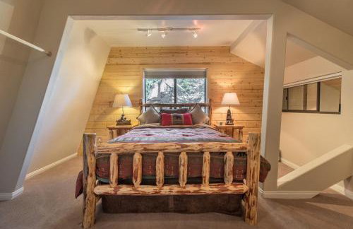 Mammoth Basecamp Condo with Views near Village with AC and Fireplace - Foto 13