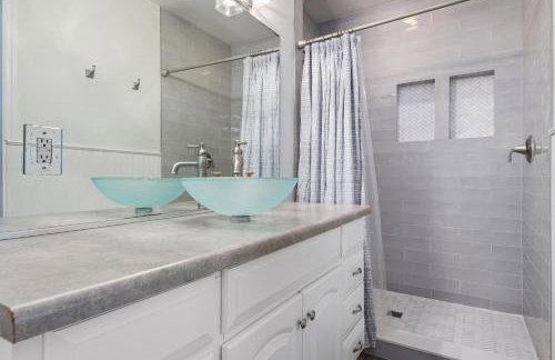 Nautical Escape! Private pool home with a tropical backyard oasis! - Foto 29