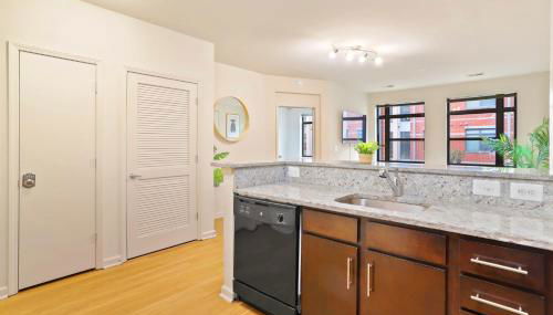 Comfort & Convenience in Trendy Crystal City Loft - Photo 2