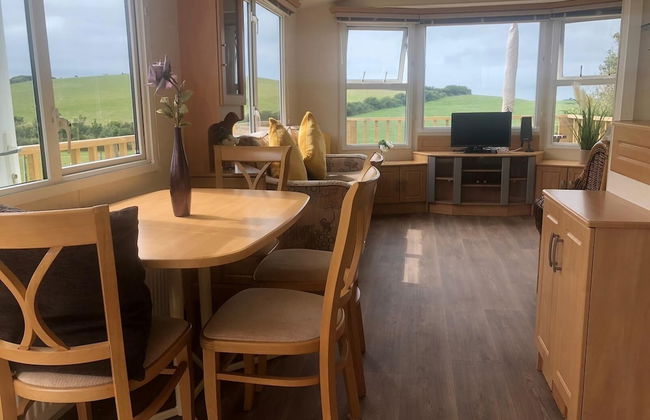 Captivating 2-bed Static Caravan in Holyhead - Photo 10