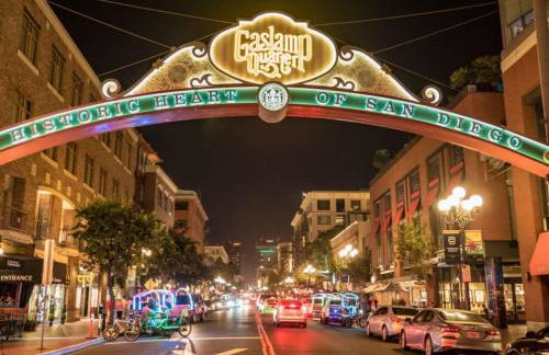 Entire Private Home with 4 Bedrooms 2 Bathrooms, Mountain Edge, New House, Ranch, Gated Yard, Available Now - Foto 59