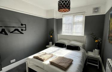 Canford Cliffs Apartment - Photo 3