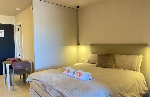 Estudio de diseño con piscina by Gloove - Foto 19