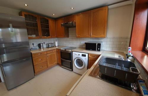 London Luxury 6 Bedroom Family House Sleeps 12 people Parking for 4 Cars Close to tube. - Foto 46