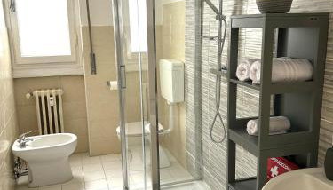 Luma' Apartment - Puccini - Photo 5, towels, Shower