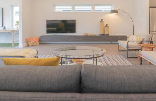 Beautiful Modern 3BR in the Grove ABODEbucks - Photo 16