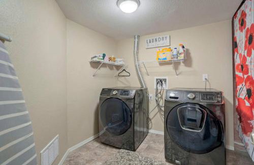 4BR w Fireplace Backyard BBQ near Peterson AFB - Foto 30