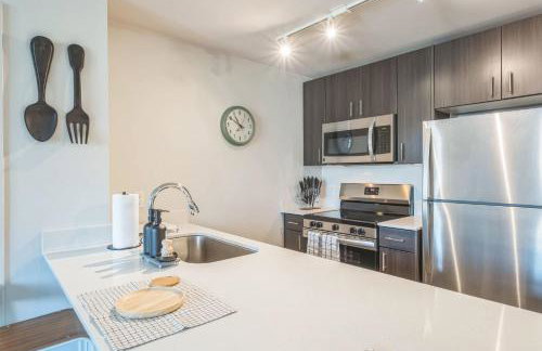 Chic and Modern Getaway with Gym 5 Min to Downtown - Foto 13