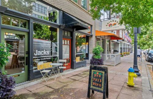 Amazing Rooftop Patio Overlooking street - Foto 31