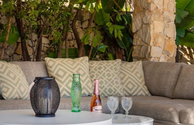 Relax in Luxury at This Stunning Seaside Villa - Photo 54