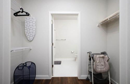 Modern 2BR Getaway-w Parkng, Near Rvrwlk&Conv Ctr - Foto 68