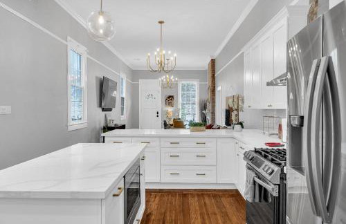Bright Uptown home w gated parking - Foto 18