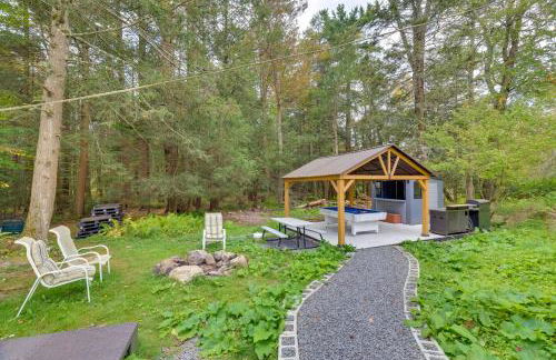 Explore the Poconos! Cozy Creekside Cabin with Patio - Foto 29