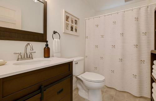 WOW!! Ultimate Pocono Retreat Hot Tub, Game Room, Fire Pit, Near Lakes & Hiking! - Foto 31