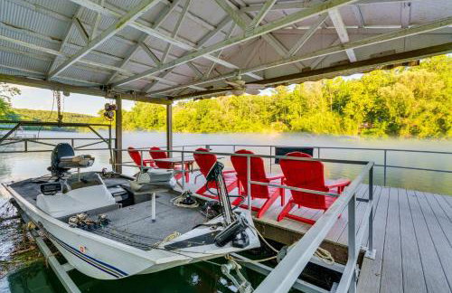 Family-Friendly Riverfront Manor on the Little Red - Foto 37