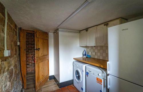 School House, cosy cottage for 12 with hot tub in the Peak District - Photo 58