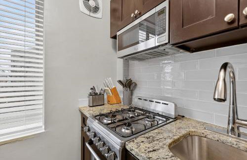 CASA Arlington Suite with In-Suite Massage Chair & Premium Amenities - Foto 12