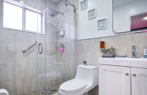 Escape GameRoom, BAR, BBQ, Spacious,KING Bed, All Luxury mattresses, Near Beach, 6 blocks away from Bars, Nite Clubs, Res, Shops - Photo 10