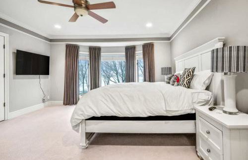 Immerse in Luxury Grand 5BR Lakefront Haven Views - Foto 14