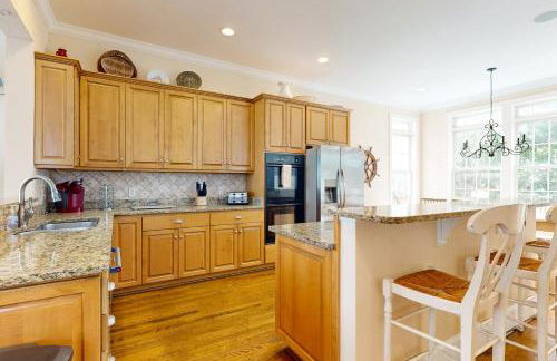 Luxury cottage with pools & multiple decks, 1/2 block to beach - Foto 15