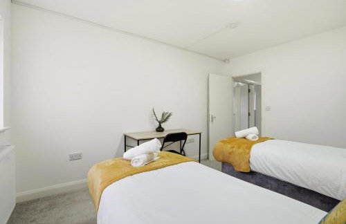 Spacious Ensuite Home near M6 with Driveway Parking - Foto 12