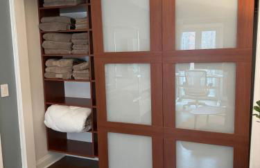 3-Story Townhome Free Parking Private Patio Washer-Dryer - Foto 49