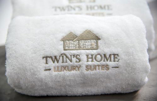 TWIN'S HOME LUXURY SUITES - Photo 3