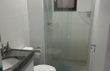 Apto com dois quartos com cama e ar - Foto 2