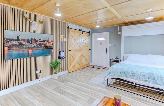 Themed Lux Loft with King Bed Free Parking and WiFi - Photo 43