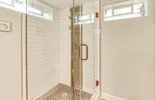 Screened Patio and Fire Pit Modern Westerville Home - Foto 23