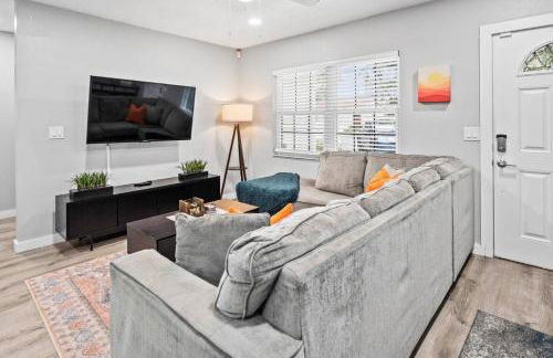 Adventure Awaits in Tampa Bay with Beautiful Decor 4BR with Backyard Oasis Near Busch Gardens & Adventure Island - Foto 10