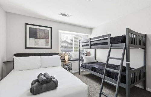 Luxury Backyard Pool & Patio Oasis 4-BD - Foto 37