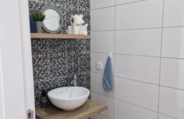 B - Elegent 2 Bedroom Modern Townhouse - Foto 9