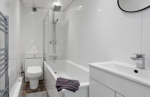 Free Parking - Sleeps 6 - 2 Bedrooms - Newly Renovated - Photo 4