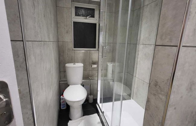 Lovely 2-bed Apartment in Grays - Photo 9