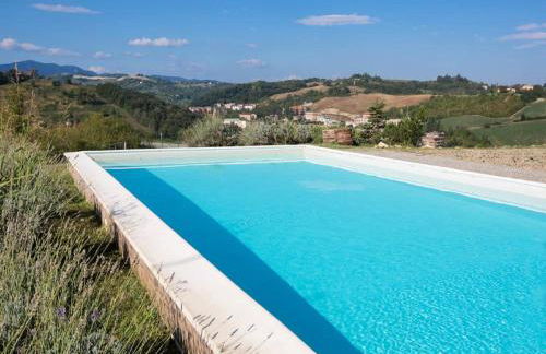 Sunny holiday home with swimming pool - Photo 2