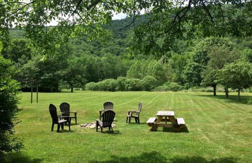 Homey Pet-Friendly Cabin Rental for Groups in the Catskills - Foto 3